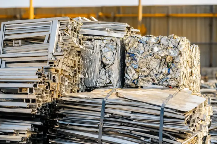 Aluminium scrap frames and sheets for collection in Dubai